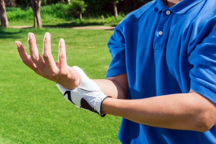 Lỗi giữ tay trái căng và cố định đầu quá lâu khi đánh golf