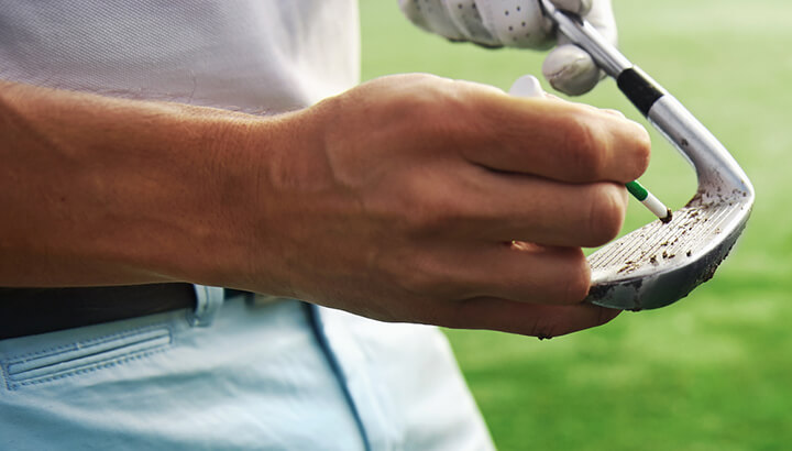 Golfer vệ sinh gậy golf sau khi hoàn thành vòng đấu