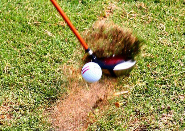 Lỗi fat shot khi đầu gậy golf chạm đất trước điểm tiếp xúc bóng