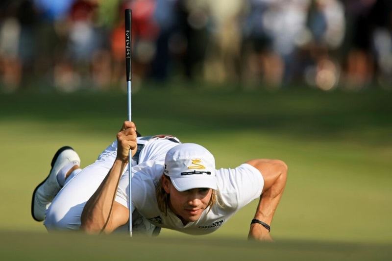 Ngắm bóng lệch hướng trong tư thế setup đánh golf