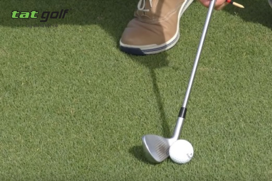 Đầu gậy đi theo bóng quá lâu sau khi tiếp xúc trong cú chipping golf