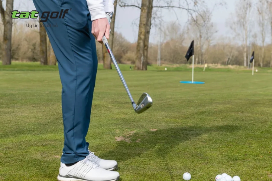 Kiểm soát điểm thấp nhất của gậy chưa tốt khi thực hiện chipping golf