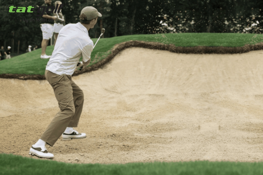 Kỹ thuật bunker shot giúp golfer thoát bẫy cát thành công