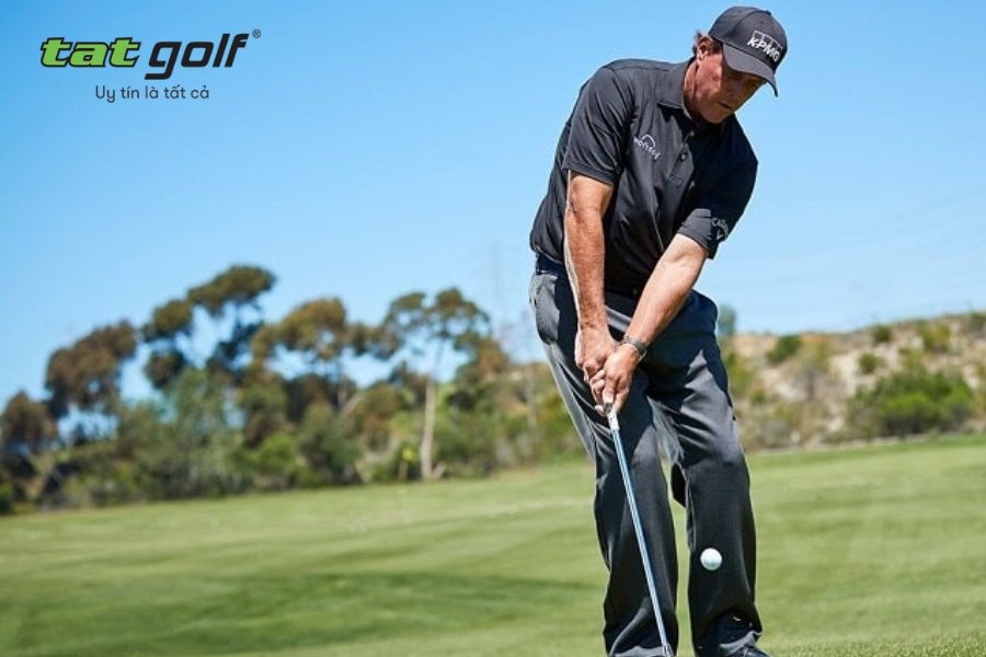 Kỹ thuật chipping golf cơ bản giúp đưa bóng tiếp cận cờ hiệu quả