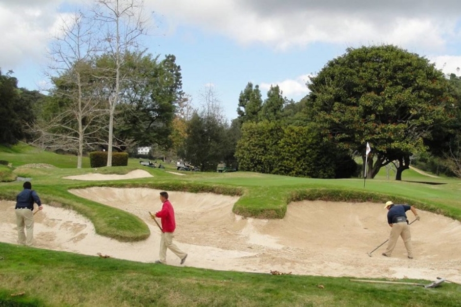 Luật đánh bóng trong bunker golf mà golfer cần nắm vững