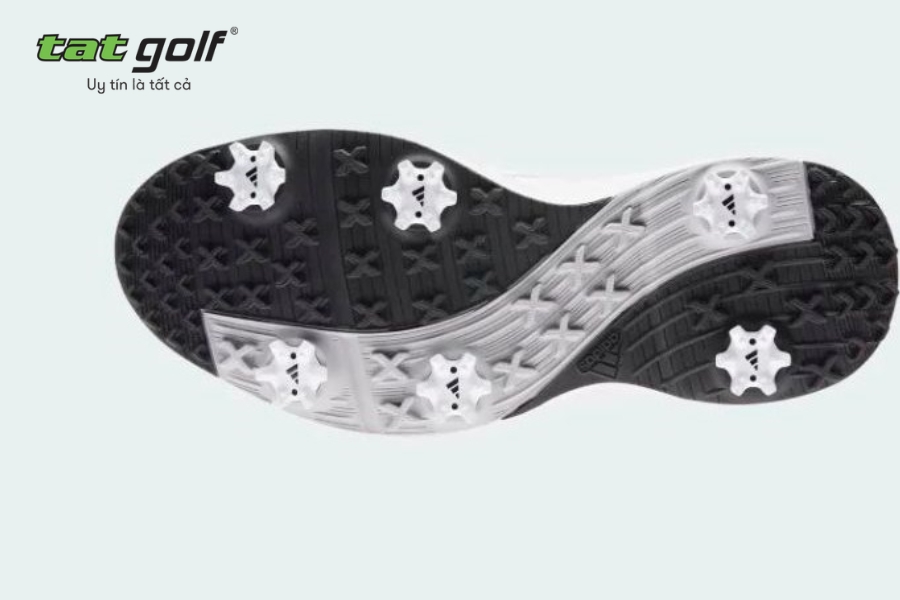 Nên chọn đế giày golf đinh mềm hay không đinh để phù hợp mặt sân