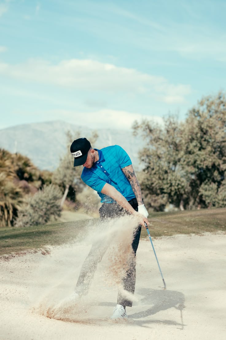 Tại sao các golfer không được chạm vào mặt cát trước khi đánh trong bunker? – Luật golf cần biết